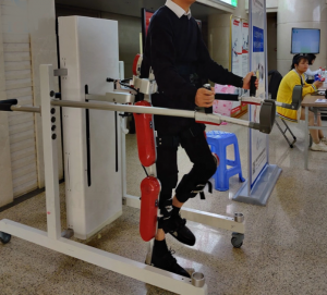 Elektrické nohy exoskelet pro chůzí ochrnuté osoby