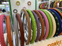 Barevné pneumatiky pro elektrické skútry a invalidní vozíky