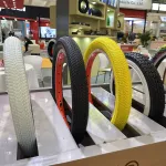 Elektrické koloběžky, elektrické tříkolky Barevné pneumatiky pro elektrické skútry a invalidní vozíky Elektrické koloběžky, elektrické tříkolky