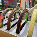 Elektrické koloběžky, elektrické tříkolky Barevné pneumatiky pro elektrické skútry a invalidní vozíky Elektrické koloběžky, elektrické tříkolky