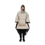 Bunda / pláštěnka pro pasivního vozíčkaře, který na vozíku často prochladne. Chrání před větrem, deštěm i zimou a udržuje celé tělo v teple.