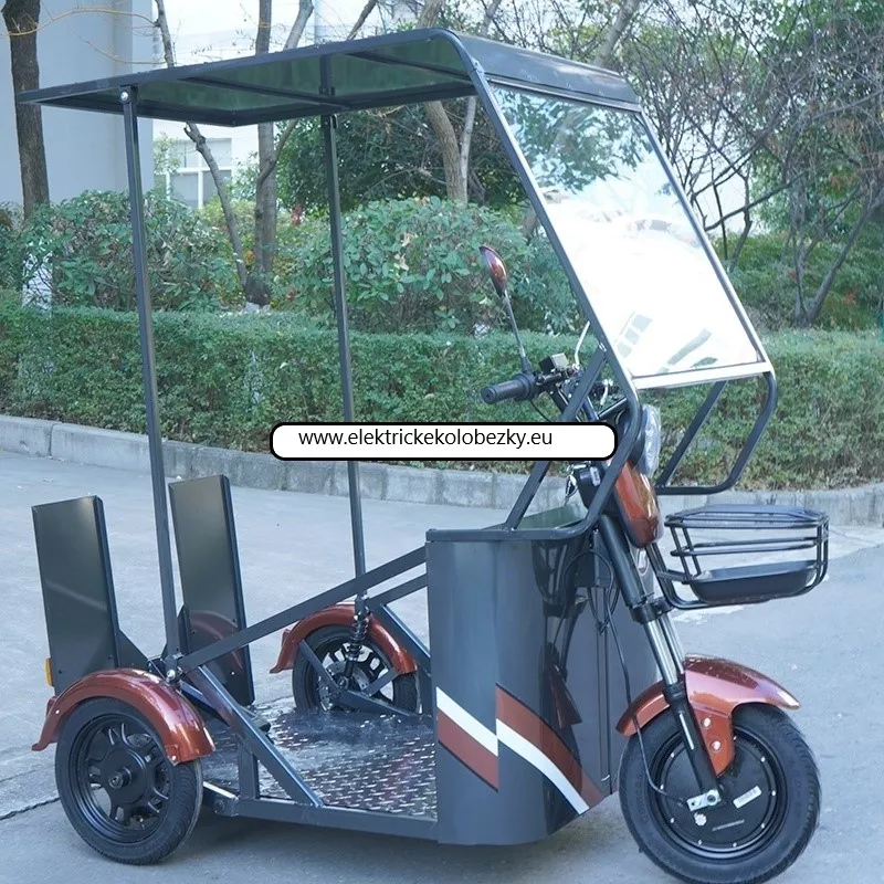Elektrické koloběžky, elektrické tříkolky Elektrická tříkolka určená pro převoz osob na invalidním vozíku. Elektrické koloběžky, elektrické tříkolky
