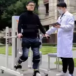 Elektrické koloběžky, elektrické tříkolky Elektrické nohy exoskelet pro imitaci chůzí ochrnuté osoby, mrtvíce, porucha chůze. Elektrické koloběžky, elektrické tříkolky