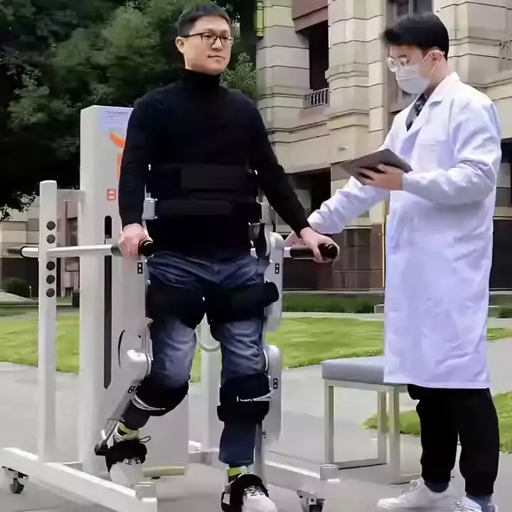 Elektrické koloběžky, elektrické tříkolky Elektrické nohy exoskelet pro imitaci chůzí ochrnuté osoby, mrtvíce, porucha chůze. Elektrické koloběžky, elektrické tříkolky