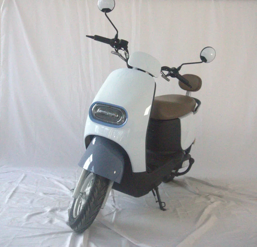 Elektrické koloběžky, elektrické tříkolky Luxusní retro elektrický moped 2000w 34Ah s možnosti změn na 74Ah nebo 84Ah Elektrické koloběžky, elektrické tříkolky