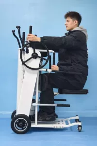 Elektrický skútr, Elektrická tříkolka Vertikalizační stroj s imitací chůze a možností popojíždění v interiéru i terénu, vertikalizační stroj, vertikalizační chodítko, rehabilitační stroj chůze, imitace chůze rehabilitace, vertikalizační zařízení, pojízdný vertikalizační stojan dlouhý dojezd, silný motor, do terénu, pro seniory