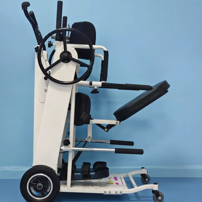 Elektrický skútr, Elektrická tříkolka Vertikalizační stroj s imitací chůze a možností popojíždění v interiéru i terénu, vertikalizační stroj, vertikalizační chodítko, rehabilitační stroj chůze, imitace chůze rehabilitace, vertikalizační zařízení, pojízdný vertikalizační stojan dlouhý dojezd, silný motor, do terénu, pro seniory