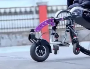 Co je přídavné kolečko k invalidnímu vozíku?