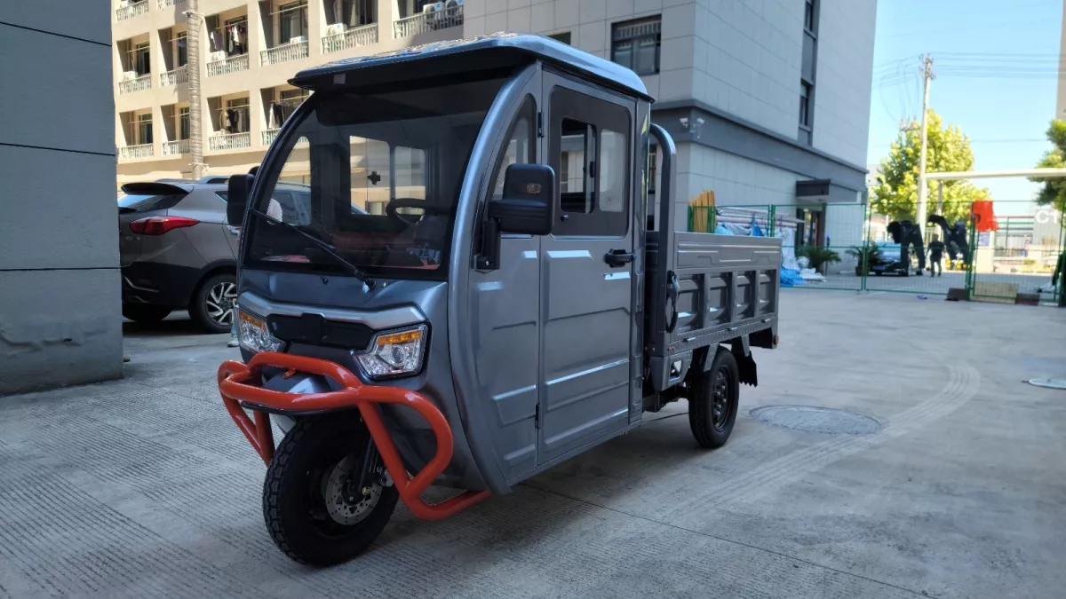 Elektrické koloběžky, elektrické tříkolky Elektrická tříkolka cargo s kabinou 2000W 72V (65Ah / 72Ah) – pracovní mini pickup Elektrické koloběžky, elektrické tříkolky