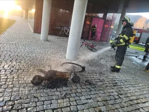Proč hoří elektrické koloběžky a čím je hasit?