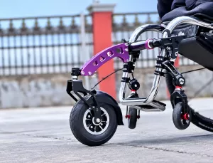 Přídavné kolečko k invalidním vozíkům